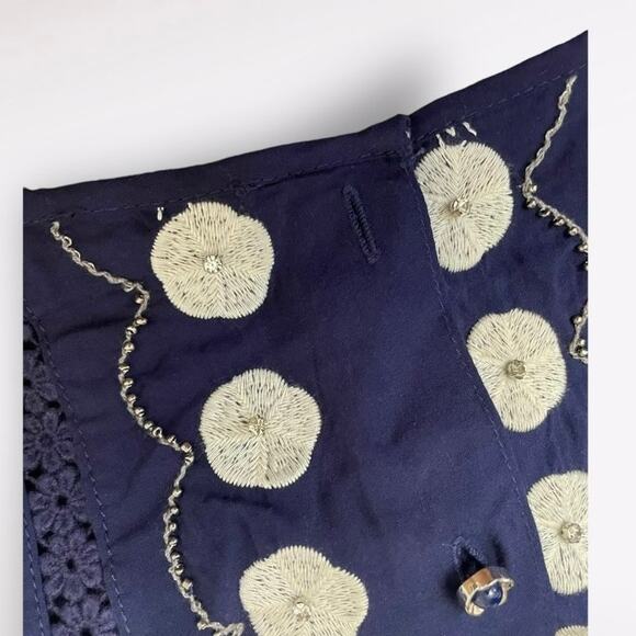 V Cristina NWT Scalloped Navy‎ Embroidered Top Size M - Picture 9 of 9